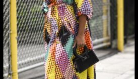 Στο δρόμο Γυναικεία μοντέλο που μπορεί να είναι τολμηρή, κομψή και έτοιμη οραθείτε να διασκεδάσει στον πλανήτη 2 Street Chic: Μοντέρνα γυναικεία μόδα που κατέχει το πεζοδρόμιο